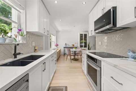 House in Miami Shores, Florida 3 bedrooms, 118.54 sq.m. № 1923233 - photo 8