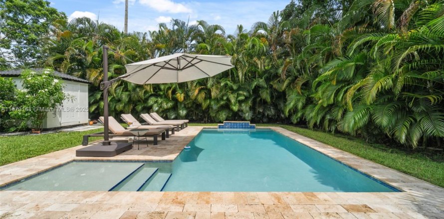 House in Miami Shores, Florida 3 bedrooms, 118.54 sq.m. № 1923233