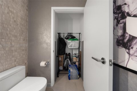 Condo in Miami, Florida, 2 bedrooms  № 2081566 - photo 17
