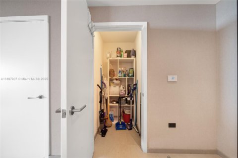 Condo in Miami, Florida, 2 bedrooms  № 2081566 - photo 28