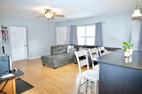Casa en venta en Tampa, Florida, 4 dormitorios, 115.38 m2 № 2112489 - foto 5