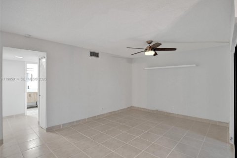 Townhouse in Cooper City, Florida 3 bedrooms, 123 sq.m. № 2027853 - photo 11