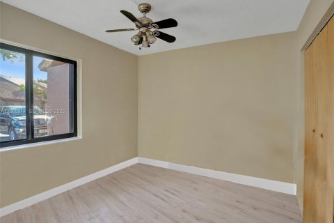 Townhouse in Cooper City, Florida 3 bedrooms, 123 sq.m. № 2027853 - photo 13