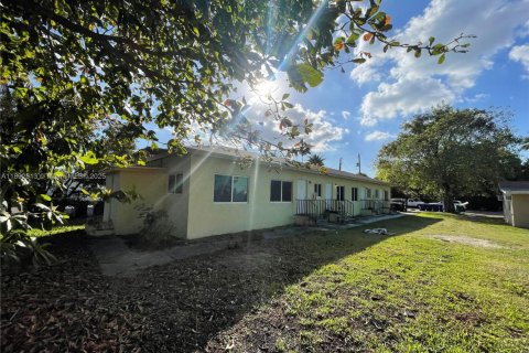 Immobilier commercial à vendre à Miami, Floride: 194.26 m2 № 1946435 - photo 1