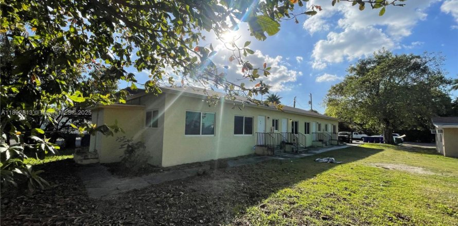 Propiedad comercial en Miami, Florida 194.26 m2 № 1946435