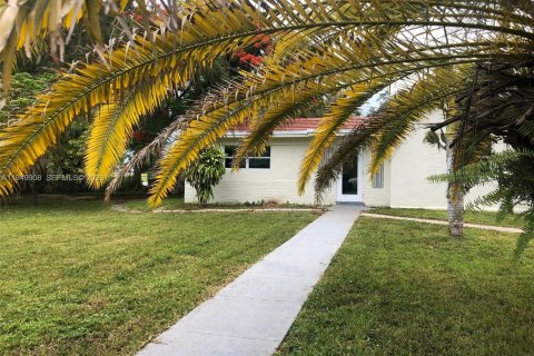 Снять в аренду виллу или дом в Майами, Флорида 3 спальни, 128.76м2, № 2005594 - фото 2