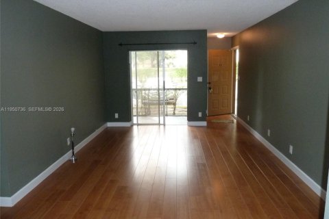 Condo in Pompano Beach, Florida, 2 bedrooms  № 2008842 - photo 9