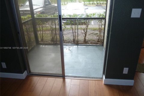 Condo in Pompano Beach, Florida, 2 bedrooms  № 2008842 - photo 5