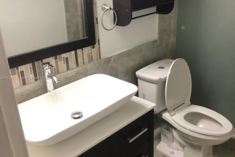 Condo in Pompano Beach, Florida, 2 bedrooms  № 2008842 - photo 3