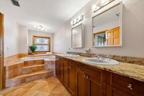 House in Clearwater, Florida 4 bedrooms, 415.37 sq.m. № 2224362 - photo 13