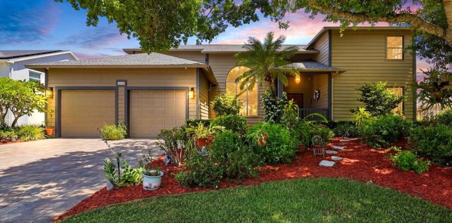 House in Clearwater, Florida 4 bedrooms, 415.37 sq.m. № 2224362