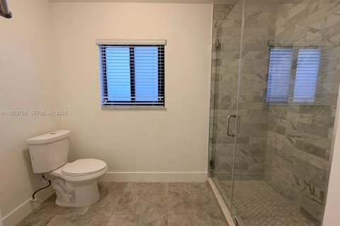 Villa ou maison à louer à Miami, Floride: 4 chambres, 177.44 m2 № 1982302 - photo 12