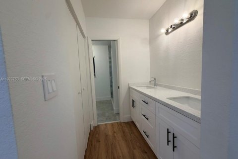 Villa ou maison à louer à Miami, Floride: 4 chambres, 177.44 m2 № 1982302 - photo 13