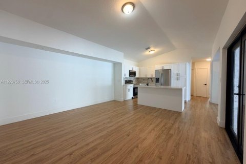 Villa ou maison à louer à Miami, Floride: 4 chambres, 177.44 m2 № 1982302 - photo 3