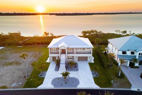 House in Englewood, Florida 3 bedrooms, 248.51 sq.m. № 1523785 - photo 1