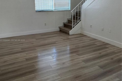 Adosado en alquiler en Hialeah, Florida, 3 dormitorios, 90.3 m2 № 1993818 - foto 3