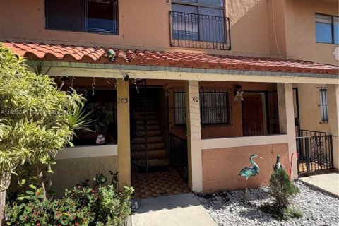 Adosado en alquiler en Hialeah, Florida, 3 dormitorios, 90.3 m2 № 1993818 - foto 2