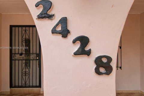 Commercial property in Miami, Florida 171.22 sq.m. № 2385523 - photo 4
