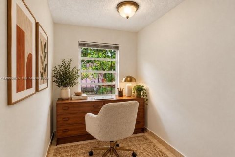 Commercial property in Miami, Florida 171.22 sq.m. № 2385523 - photo 17