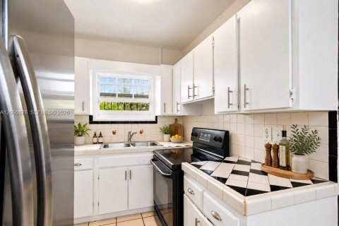 Commercial property in Miami, Florida 171.22 sq.m. № 2385523 - photo 30