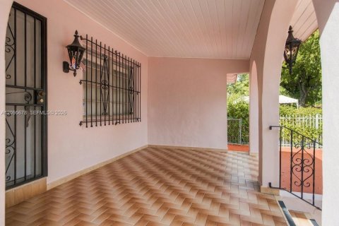Commercial property in Miami, Florida 171.22 sq.m. № 2385523 - photo 6