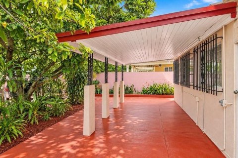 Commercial property in Miami, Florida 171.22 sq.m. № 2385523 - photo 20