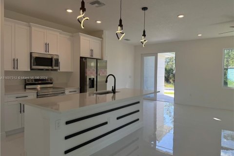 House in Lehigh Acres, Florida 3 bedrooms № 1874641 - photo 13