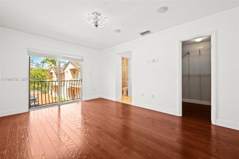 Touwnhouse à vendre à Miami, Floride: 3 chambres, 113.34 m2 № 2059187 - photo 13