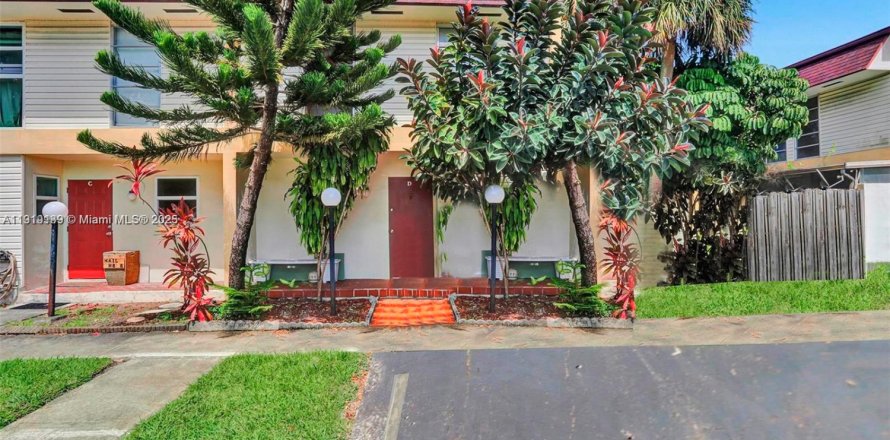 Townhouse in Hollywood, Florida 4 bedrooms, 123.56 sq.m. № 2076784