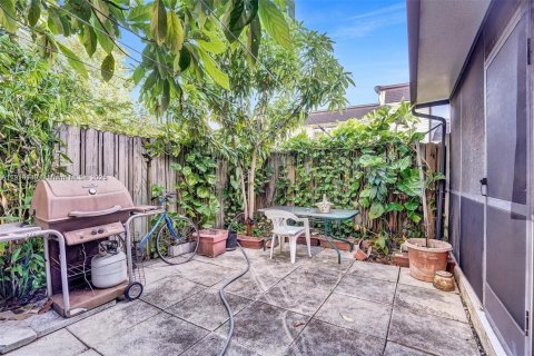 Townhouse in Hollywood, Florida 4 bedrooms, 123.56 sq.m. № 2076784 - photo 4