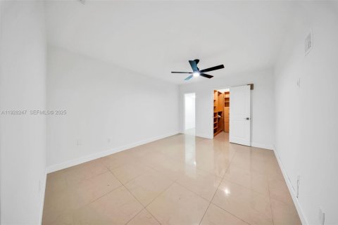 Снять в аренду таунхаус в Майами-Лейкс, Флорида 3 спальни, 123.84м2, № 1986900 - фото 17