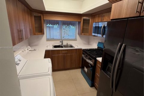 Снять в аренду таунхаус в Майами-Лейкс, Флорида 3 спальни, 123.84м2, № 1986900 - фото 3