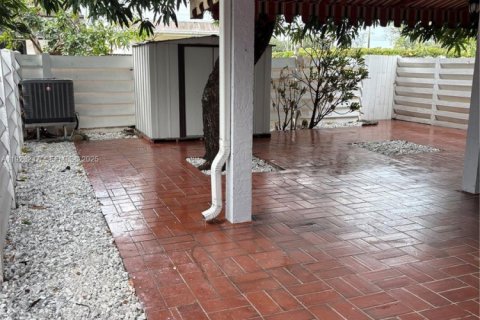 Снять в аренду таунхаус в Майами-Лейкс, Флорида 3 спальни, 123.84м2, № 1986900 - фото 10