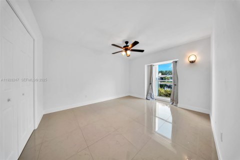 Снять в аренду таунхаус в Майами-Лейкс, Флорида 3 спальни, 123.84м2, № 1986900 - фото 14