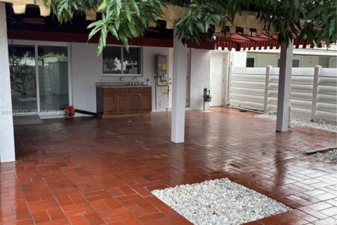 Снять в аренду таунхаус в Майами-Лейкс, Флорида 3 спальни, 123.84м2, № 1986900 - фото 11