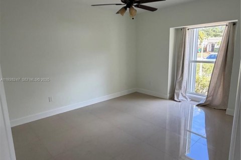 Снять в аренду таунхаус в Майами-Лейкс, Флорида 3 спальни, 123.84м2, № 1986900 - фото 7