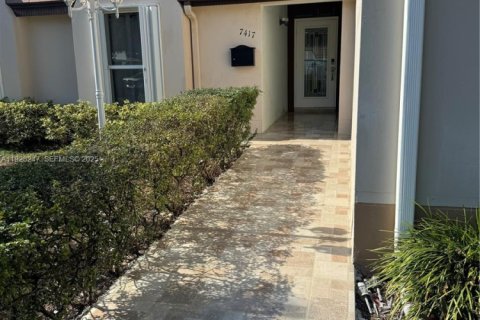 Снять в аренду таунхаус в Майами-Лейкс, Флорида 3 спальни, 123.84м2, № 1986900 - фото 1