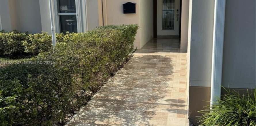 Таунхаус в Майами-Лейкс, Флорида 3 спальни, 123.84м2 № 1986900