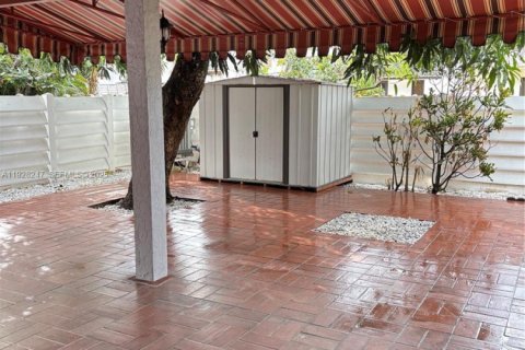 Снять в аренду таунхаус в Майами-Лейкс, Флорида 3 спальни, 123.84м2, № 1986900 - фото 9