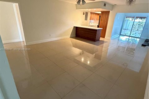 Снять в аренду таунхаус в Майами-Лейкс, Флорида 3 спальни, 123.84м2, № 1986900 - фото 2