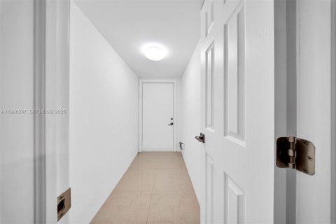 Снять в аренду таунхаус в Майами-Лейкс, Флорида 3 спальни, 123.84м2, № 1986900 - фото 19