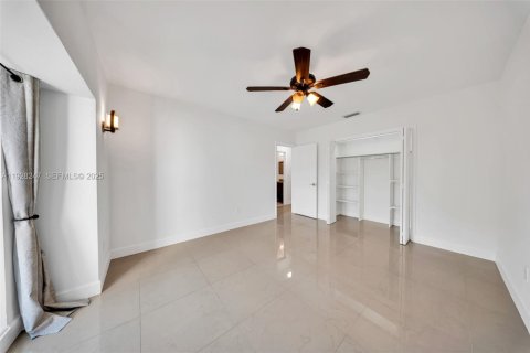 Снять в аренду таунхаус в Майами-Лейкс, Флорида 3 спальни, 123.84м2, № 1986900 - фото 15