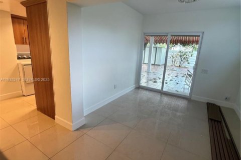 Снять в аренду таунхаус в Майами-Лейкс, Флорида 3 спальни, 123.84м2, № 1986900 - фото 4