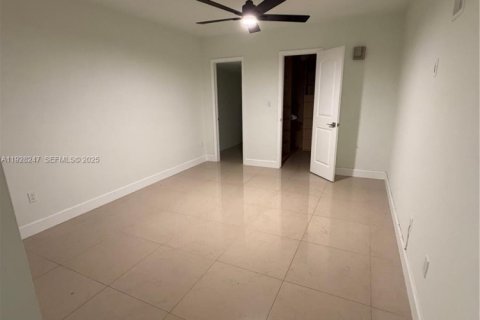 Снять в аренду таунхаус в Майами-Лейкс, Флорида 3 спальни, 123.84м2, № 1986900 - фото 5