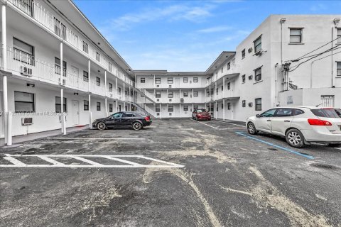 Apartamento en alquiler en Miami, Florida, 1 dormitorio № 1940697 - foto 17
