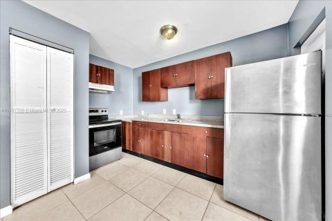 Apartamento en alquiler en Miami, Florida, 1 dormitorio № 1940697 - foto 4