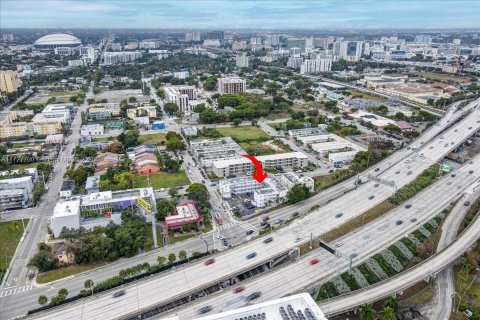 Apartamento en alquiler en Miami, Florida, 1 dormitorio № 1940697 - foto 13