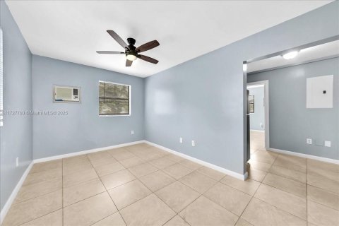 Apartamento en alquiler en Miami, Florida, 1 dormitorio № 1940697 - foto 5
