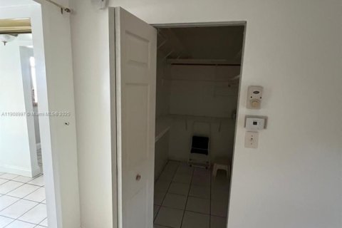 Condo in Lauderhill, Florida № 1964728 - photo 17