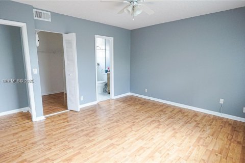 Copropriété à louer à Pembroke Pines, Floride: 2 chambres, 87.79 m2 № 1976812 - photo 2